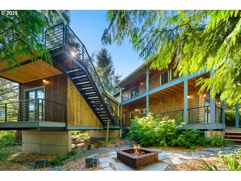 10070 7th St, Bay City, OR 97107