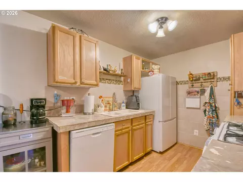 Kitchen - 921 SW Nye Ave, Pendleton, OR 97801 photo 2 of 4