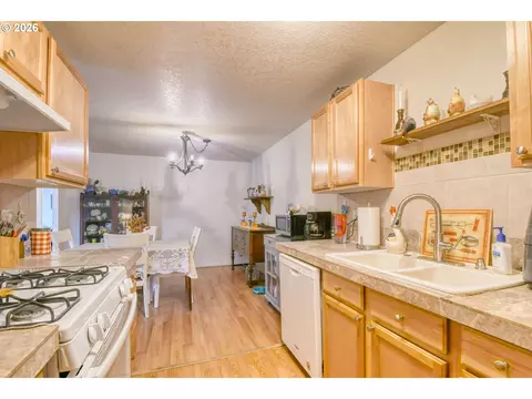 Kitchen - 921 SW Nye Ave, Pendleton, OR 97801 photo 3 of 4