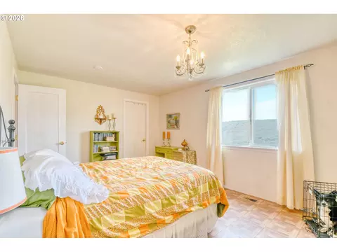 Bedroom - 921 SW Nye Ave, Pendleton, OR 97801 photo 4 of 9