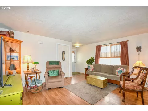 Living - 921 SW Nye Ave, Pendleton, OR 97801 photo 1 of 1