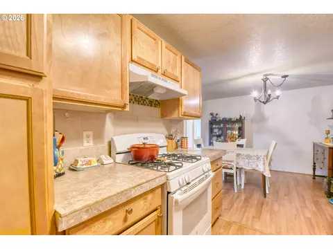 Kitchen - 921 SW Nye Ave, Pendleton, OR 97801 photo 4 of 4