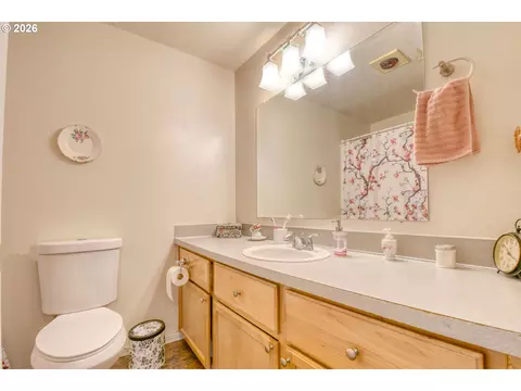 Bath - 921 SW Nye Ave, Pendleton, OR 97801 photo 2 of 2