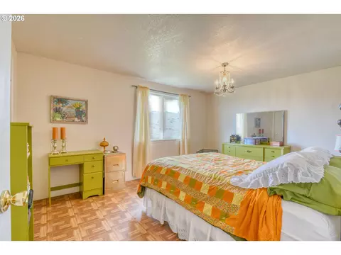Bedroom - 921 SW Nye Ave, Pendleton, OR 97801 photo 1 of 9