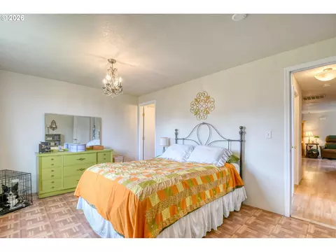 Bedroom - 921 SW Nye Ave, Pendleton, OR 97801 photo 2 of 9