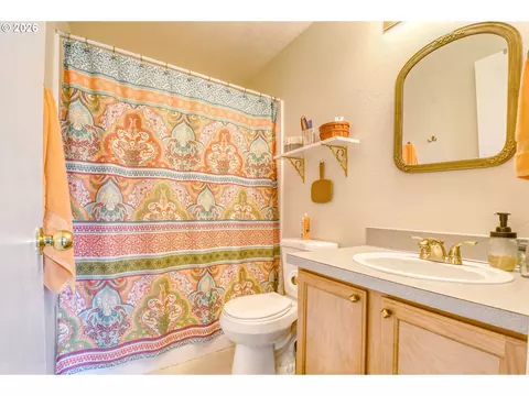 Bath - 921 SW Nye Ave, Pendleton, OR 97801 photo 1 of 2