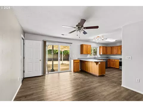 Living - 922 Williams St, Eugene, OR 97402 photo 6 of 6