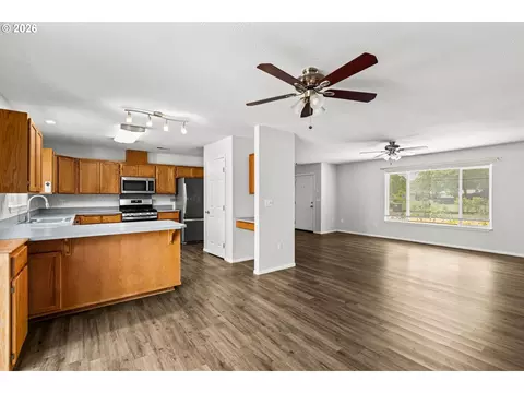 Living - 922 Williams St, Eugene, OR 97402 photo 2 of 6
