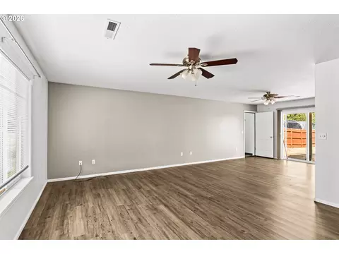 Living - 922 Williams St, Eugene, OR 97402 photo 3 of 6