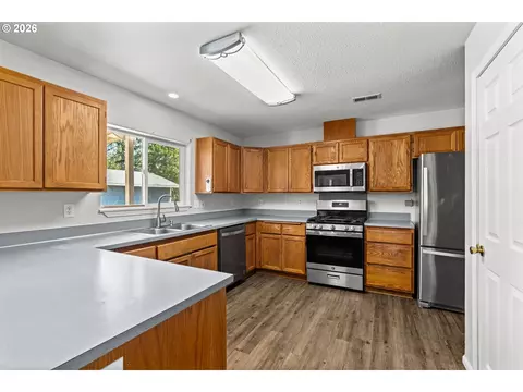 Kitchen - 922 Williams St, Eugene, OR 97402 photo 2 of 3