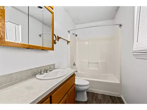 Bath - 922 Williams St, Eugene, OR 97402 photo 2 of 2