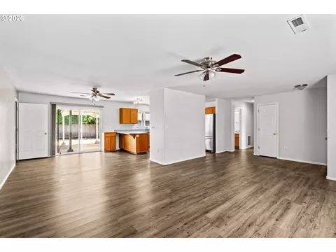 Living - 922 Williams St, Eugene, OR 97402 photo 4 of 6