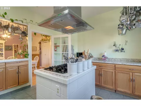 Kitchen - 38376 Hood St, Sandy, OR 97055 photo 2 of 4