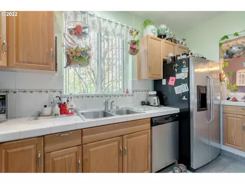 Kitchen - 38376 Hood St, Sandy, OR 97055 photo 3 of 4