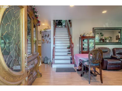 Entry Way - 38376 Hood St, Sandy, OR 97055 photo 2 of 4