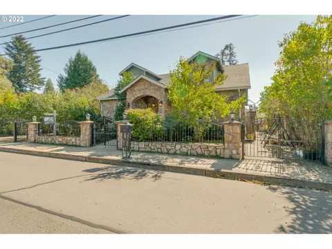 Exterior - 38376 Hood St, Sandy, OR 97055 photo 9 of 10