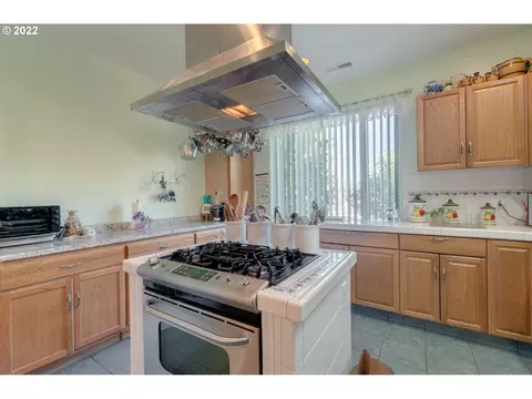 Kitchen - 38376 Hood St, Sandy, OR 97055 photo 4 of 4