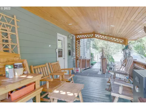 Exterior - 38376 Hood St, Sandy, OR 97055 photo 2 of 10