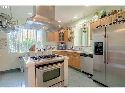 Kitchen - 38376 Hood St, Sandy, OR 97055 photo 1 of 4
