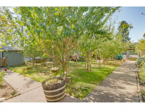 Exterior - 38376 Hood St, Sandy, OR 97055 photo 7 of 10