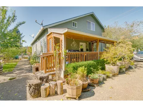 Exterior - 38376 Hood St, Sandy, OR 97055 photo 10 of 10