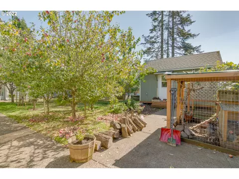 Exterior - 38376 Hood St, Sandy, OR 97055 photo 5 of 10