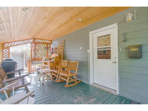 Exterior - 38376 Hood St, Sandy, OR 97055 photo 3 of 10