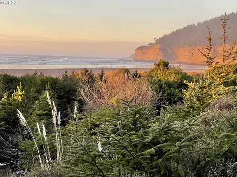 000 Pacific Surf Ln #100, Bandon, OR 97411