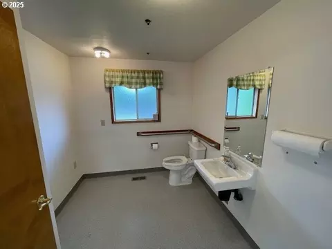 Bath - 32 Marion Ln, Eugene, OR 97404 photo 1 of 1