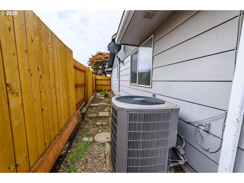 1830 Yolanda Ave, Springfield, OR 97477 photo 39