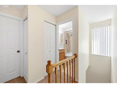 Entry Way - 724 SE Rene Ave, Gresham, OR 97080 photo 2 of 2