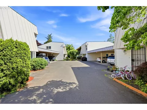 Exterior - 724 SE Rene Ave, Gresham, OR 97080 photo 6 of 7