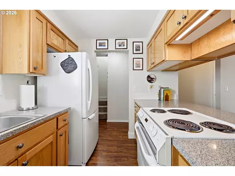 Kitchen - 724 SE Rene Ave, Gresham, OR 97080 photo 3 of 3