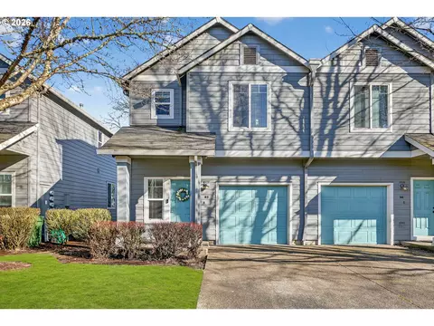 810 E 9th St #B5, Newberg, OR 97132