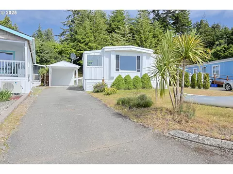 545 Puerto Vista Dr, Coos Bay, OR 97420