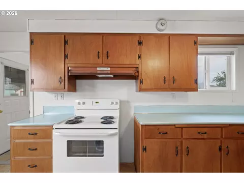 Kitchen - 485 S 46th St, Springfield, OR 97478 photo 4 of 5
