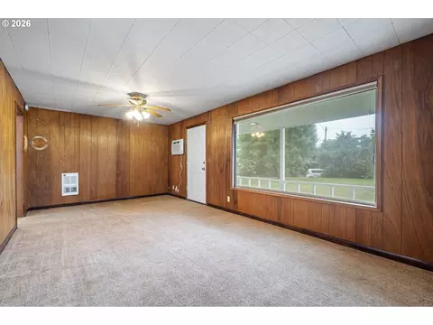 Living - 485 S 46th St, Springfield, OR 97478 photo 4 of 5
