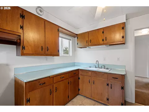 Kitchen - 485 S 46th St, Springfield, OR 97478 photo 3 of 5