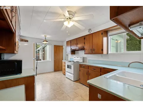 Kitchen - 485 S 46th St, Springfield, OR 97478 photo 1 of 5