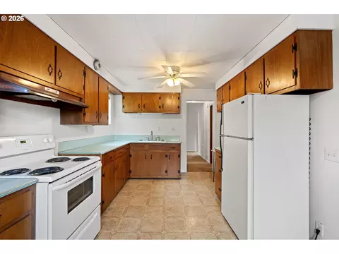 Kitchen - 485 S 46th St, Springfield, OR 97478 photo 2 of 5