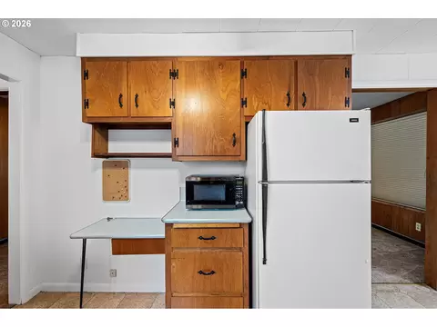 Kitchen - 485 S 46th St, Springfield, OR 97478 photo 5 of 5