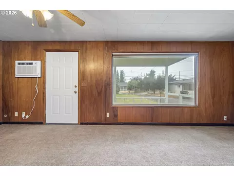 Living - 485 S 46th St, Springfield, OR 97478 photo 3 of 5