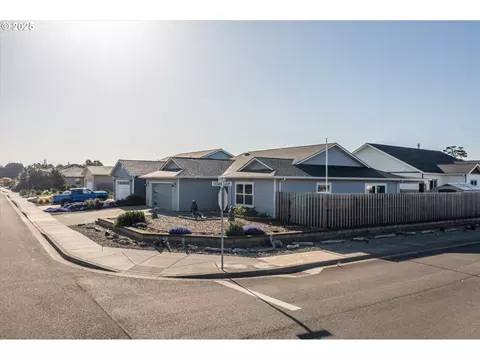 937 Carter St SW, Bandon, OR 97411