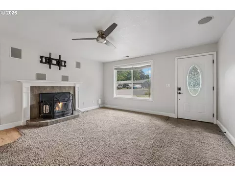Living - 546 SE Paropa Pl, Gresham, OR 97080 photo 1 of 4