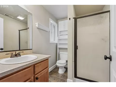 Bath - 546 SE Paropa Pl, Gresham, OR 97080 photo 1 of 2