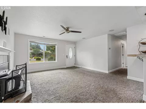 Living - 546 SE Paropa Pl, Gresham, OR 97080 photo 2 of 4
