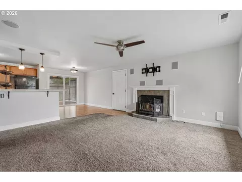 Living - 546 SE Paropa Pl, Gresham, OR 97080 photo 3 of 4