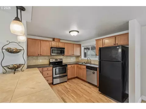 Kitchen - 546 SE Paropa Pl, Gresham, OR 97080 photo 1 of 2