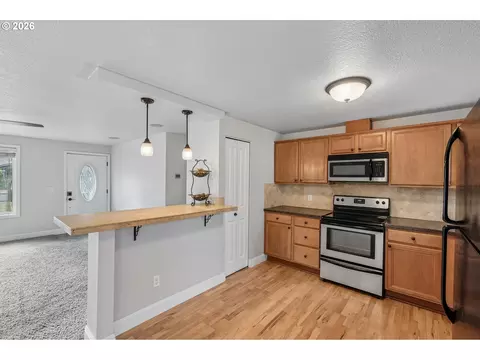 Kitchen - 546 SE Paropa Pl, Gresham, OR 97080 photo 2 of 2
