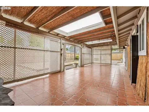 Exterior - 546 SE Paropa Pl, Gresham, OR 97080 photo 2 of 16